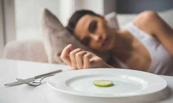 Anoreksiyalı kişiler, bir tür yeme bozukluğuna sahip. Kilo alma konusunda aşırı endişe duydukları için tehlikeli olabilecek düzeyde zayıflar.