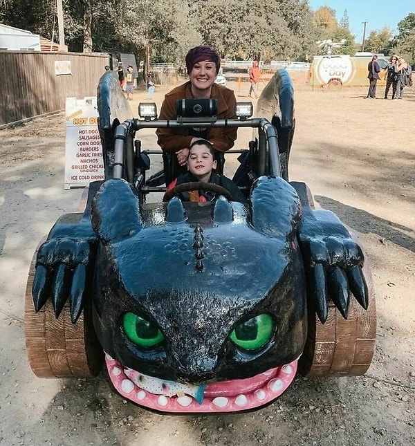 15. У 8-летнего Джексона было 2 идеи для его волшебной инвалидной коляски, поэтому его конструктор объединил их.