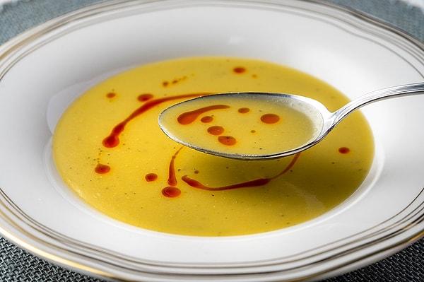 Yemek konusunda tam da tartışmalı konulara parmak basan Vedat Milor, bu kez de en popüler çorbalarımızdan Mercimek Çorbası'na el attı.