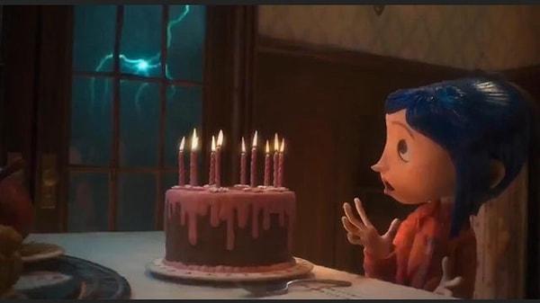 6. 2009 yapımı "Coraline" filminde Coraline "Ne yağmuru?" diye sorduğunda penceredeki şimşek şeytani annenin eli şeklinde beliriyor.