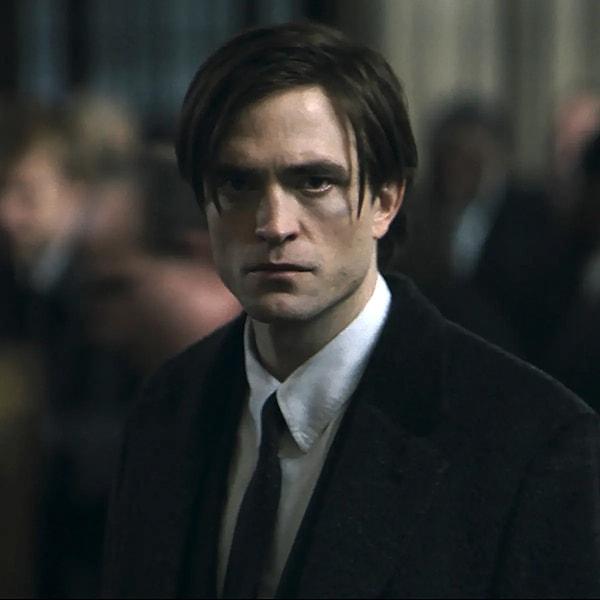 İngiliz oyuncu Pattinson 2022 yapımı The Batman filminde ''Bruce Wayne / Batman'' karakterine hayat vermişti.