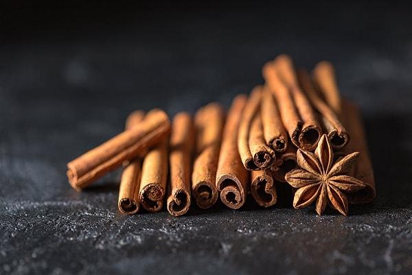 Tarçın, Cinnamomum olarak bilinen ağaçların iç kabuklarından yapılan bir baharattır.