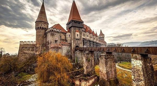Bu arada Bran Kalesi yani "Kont Drakula'nın Şatosu", Romanya'nın Braşov şehrine 30 km uzaklıkta. Turistik bir bölgede yer alan kale, gotik görüntüsüyle sinema ve roman kurgularına ilham oluyor.
