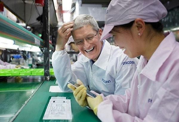 Apple CEO'su Tim Cook 2012 yılında tesisi ziyaret ederek çalışanlarla görüşmüştü.