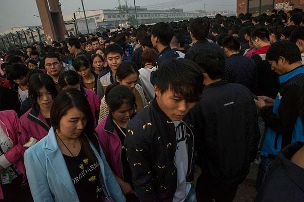 Financial Times'a konuşan X﻿ia soyadlı 22 yaşındaki bir işçi, tesiste kaldıkları yatakhanelerde "tamamen kaos yaşandığını" söylüyor ve üretim tesisinden duvarı atlayarak kaçtıklarını anlatıyor.