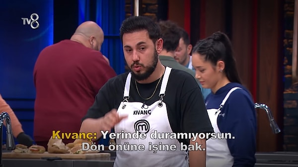 Kıvanç "Yerinde duramıyorsun ya. Dön önüne işine bak." diyor. Fakat Fatma Nur duracak gibi değil. "Sana ne oğlum, sana ne?" diyor.