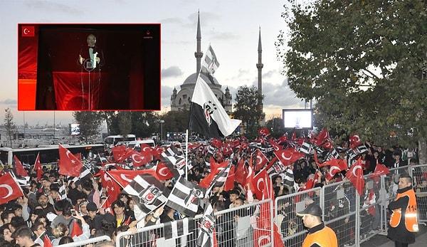 Beşiktaş tribünleri ise Cumhuriyetin 99. yıl coşkusunu hem meydanlarda hem statta kutladı. 40 bin kişilik dev koronun İzmir Marşı ise taraflı tarafsız herkes tarafından takdir edildi.