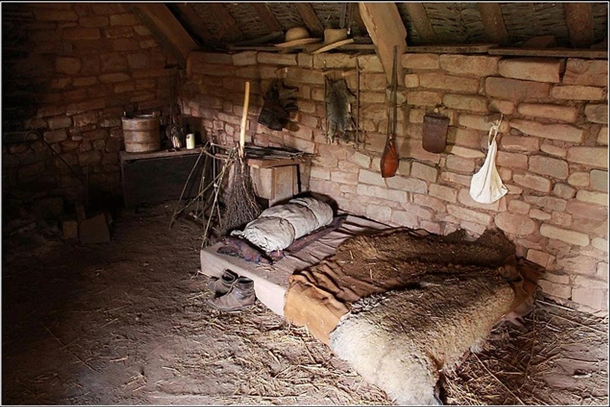 Раньше люди не спали. Спальня в бедном жилище 19 века в Англии. Кровать в средневековье. Средневековая кровать Крестьянская. Спальня в крестьянских домах.
