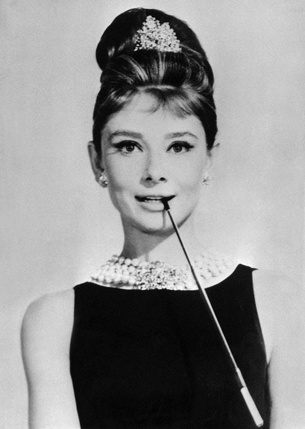 Audrey Hepburn de "It Girl" unvanı ile tarihe yazılan isimlerden biri oldu. Özellikle 1950 ve 1960'lı yılların en çok örnek alınan kadınlarından biriydi.