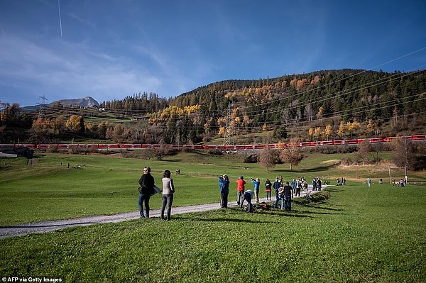Швейцарские СМИ транслировали аэрофотосъемку, на которой поезд движется одновременно на нескольких уровнях: его нос покидает один туннель, а вагоны, расположенные дальше, скользят по другим.