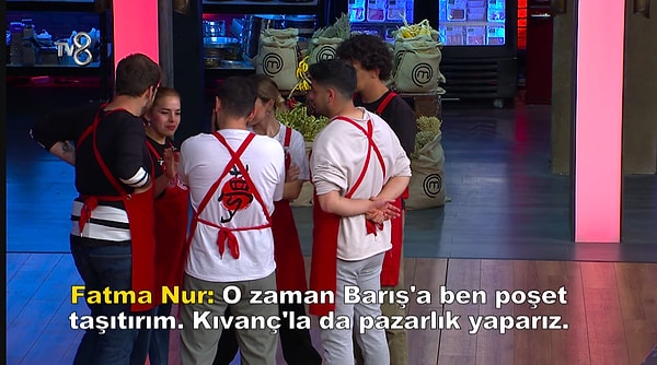 Öncelikli olarak ilk sürpriz yarışmacıların bu sefer MasterChef marketinden değil, semt pazarından alışveriş yapacak olmaları. Bunu duyan Fatma Nur, "Ben Barış'a poşet taşıtırım" diyor.