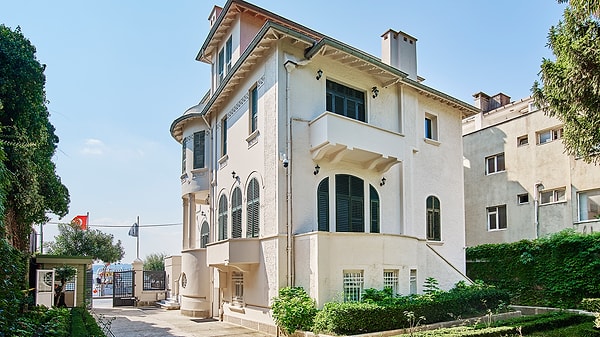 Bu yalıyı unutmak ne mümkün! Çoğumuzun Ziyagil Yalısı olarak bildiği bu yapının esas adı Büyükdere Evi.