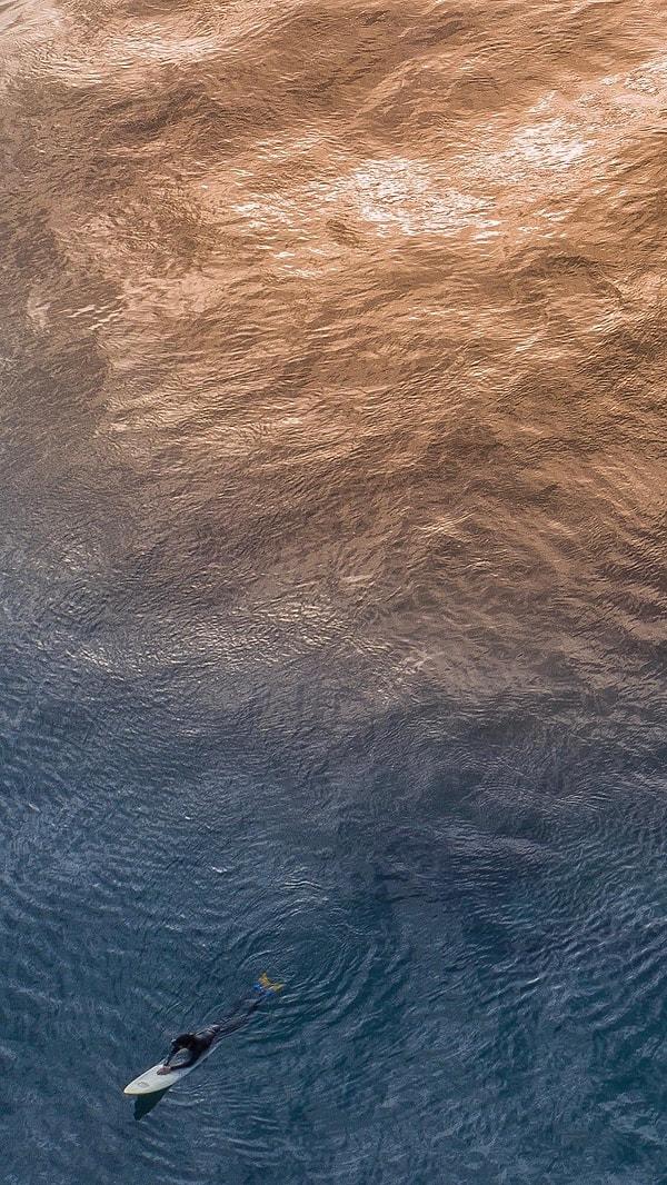 Kuşbakışı, günbatımı esnasında çekilmiş bir deniz fotoğrafı.