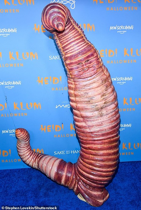 Ранее, когда она носила свой костюм червяка, единственной видимой частью лица модели были ее глаза и улыбка, в то время как остальная часть ее тела была закрыта костюмом с хвостом.