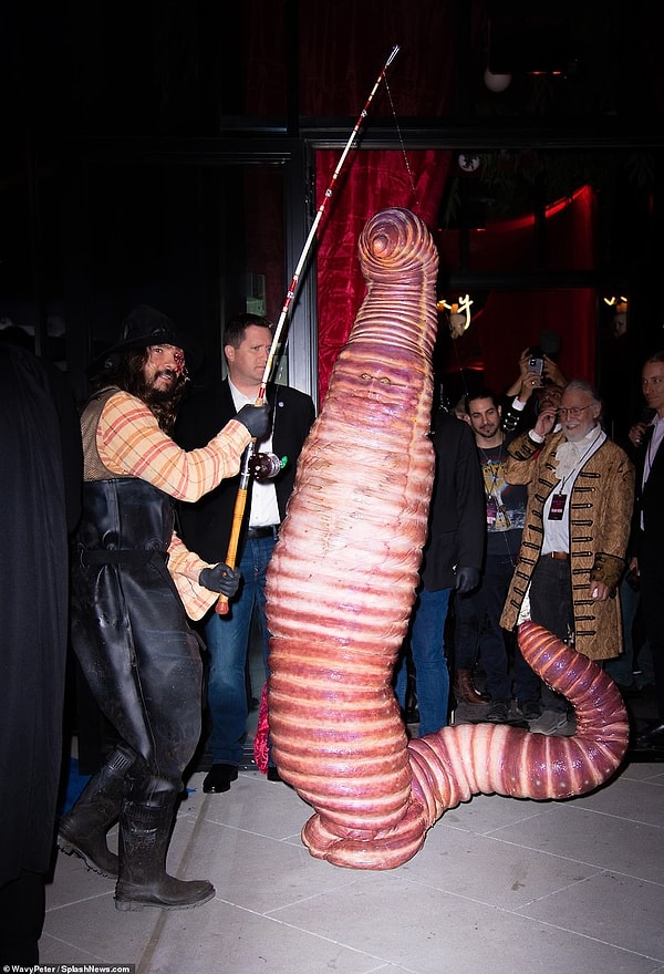 Для большего эффекта топ-модель надела ярко-желтые контактные линзы.