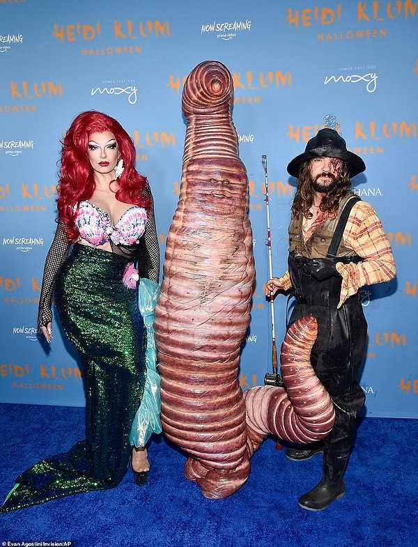 33-летний брат Тома, Билл Каулитц, солист Tokio Hotel, превратился в русалку, надев ярко-каштановый парик, бюстгальтер в виде ракушки, зеленую юбку с блестками и высокие каблуки.