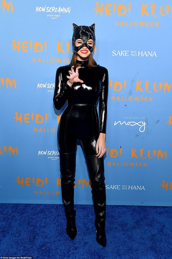 В этом году эффектная внешность немецкой супермодели столкнулась с жесткой конкуренцией, поскольку ее 18-летняя дочь Лени Клум также продемонстрировала свое шикарное телосложение в черном латексном костюме Женщины-кошки.