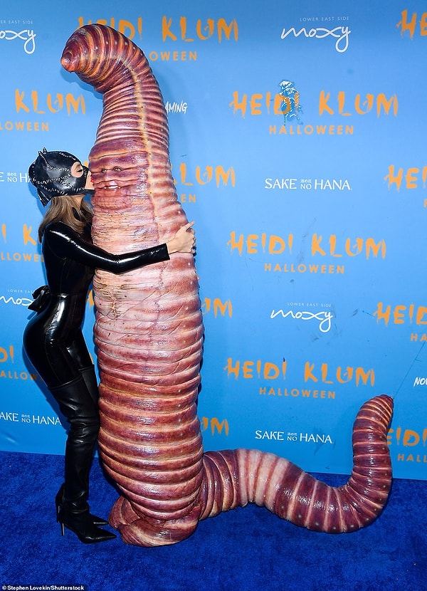 Юную звезду не смутил скользкий костюм Хайди - она нежно целовала свою маму перед shutterbugs.