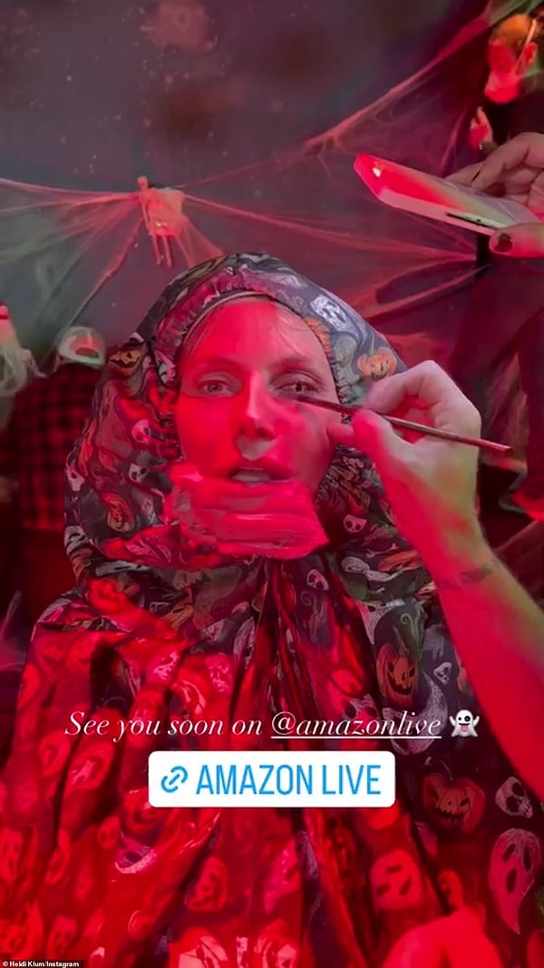 По традиции Хайди поделилась клипом создания своего необычного костюма