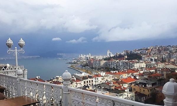 Sokağın varış noktasında ise ahşap bir teras balkon ve o balkonu süsleyen dantel gibi işlenmiş demir korkuluklar arasında güzelim İzmir manzarası sizi bekliyor.