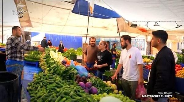 Şefler yarışmacıları semt pazarına göndererek oradan alışveriş yaptırdı ve takımlardan misafir menüsü yapmaları istedi.