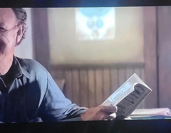 21. "Unforgiven"da Lil Bill karakteri, "The Duck of Death" hikayesini okurken, kitabın içinde oyuncu Gene Hackman'ın notlarını görebilirsiniz.