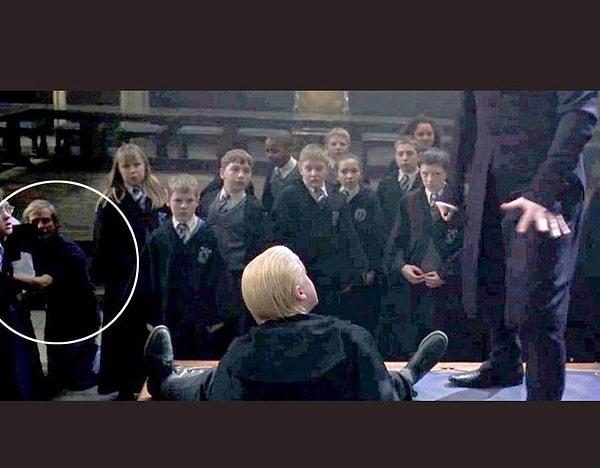 31. "Harry Potter and the Chamber of Secrets" filminde  Harry ve Mallfoy arasındaki düello sahnesi sırasında solda bir kameraman gözüküyor.
