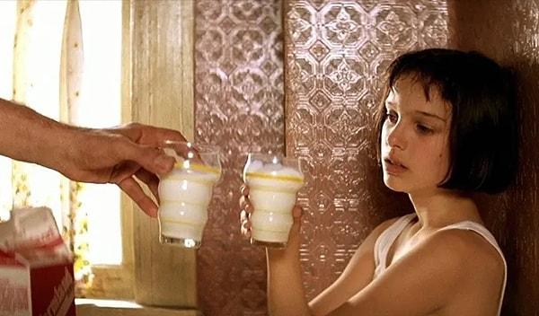 Bir katilin süt içmesi her ne kadar ironik gözükse de Leon, Mathilda'ya tıpkı bir baba gibi yaklaşır.