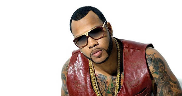 Florida'dan Los Angeles'a yaklaşık 4200 kilometre otobüs yolculuğu yapıp, rap kariyerini "Low" single'ıyla başlatan müzisyen hangisidir?