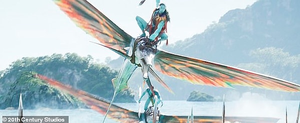 Режиссер Джеймс Камерон также высказался о новом фильме и последующих событиях и сказал: "Мы завершили работу над "Аватаром 2" на сто процентов, а над "Аватаром 3" - на девяносто пять процентов".