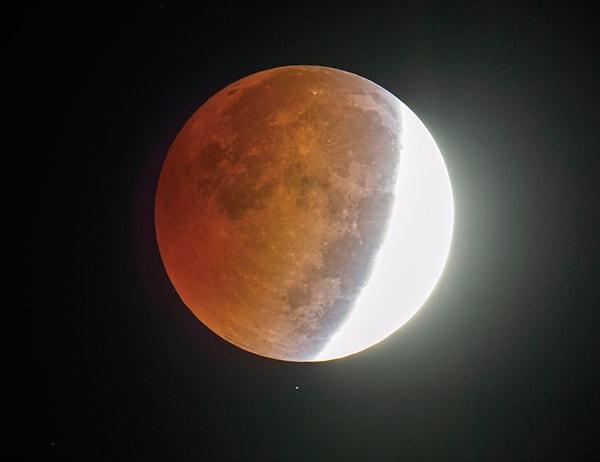 Diğer ışık türleri hala atmosferden geçip Ay'a düştüğü sürece bu kan rengini göremeyiz.