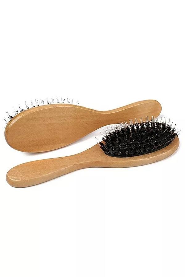 2. Eğer sönük ve hacimsiz saçlara sahipseniz sizin kullanacağınız tarak ahşap saplı, sert kıllı ve geniş aralıklara sahip kalın bir fırça olmalı.
