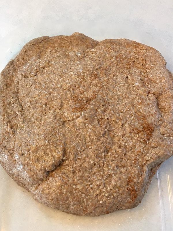 18. Çatalhöyük'te kazı yapan arkeobotanikçilere göre ekmekler mayasızdı. Ekşi mayalı ekmeğin başlangıcı bu topraklarda olmasa da, hamur ortamdaki doğal mayalarla karışması için birkaç saat dışarıda bırakılmış olabilir. Grescoe, unu suyla karıştırmış, hiç yağ eklememiş, Çatalhöyük'te tuz deposu bulunmamış olsa da etrafta doğal tuz bulunduğu için de biraz tuz eklemiş.