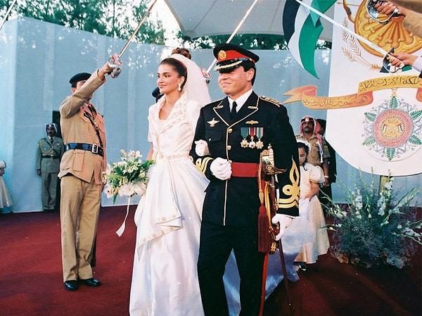 5. O dönem Ürdün Prensi olan Abdullah ile 1993 yılının Ocak ayında bir akşam yemeğinde tanışan Rania, aynı senenin Haziran ayında kendisiyle dünyaevine girdi!