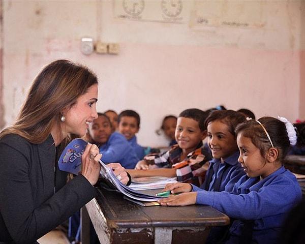 9. Ülkesinde oldukça sevilen bir kadın olan Rania, Ürdün halkı için özellikle eğitim konusunda pek çok yardım kampanyası düzenledi, Kraliçe Rania Burs Programı adı altında pek çok Ürdünlü öğrencinin eğitim bursu almasını sağladı.