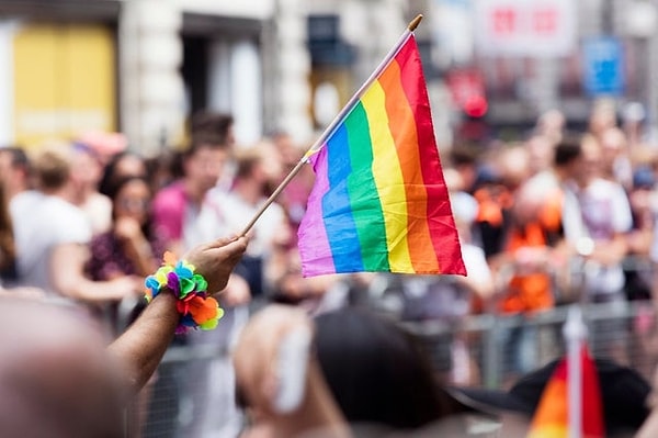 Şeriatla yönetilen Katar’ın hem cinsiyet eşitliği konusunda problemleri hem de LGBTI+ bireylerin can güvenliğini tehdit eden yasaları olması pek çok dünya vatandaşının endişelenmesine sebep oluyor.