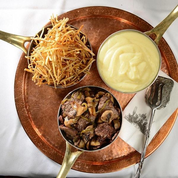 1924 İstanbul'un menüsünde birbirinden lezzetli yemekler bulunuyor: Dana Stroganoff, kibrit patates, patates püresi, paris mantarları, turşu bunlardan biri!