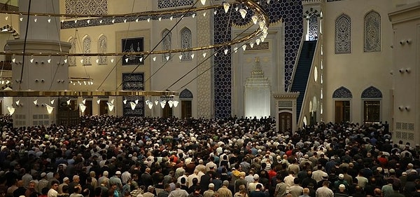 Cuma günleri İslam alemi için oldukça mübarek bir gün olarak kabul edilir. Her cuma binlerce Müslüman Cuma namazını eda etmek için camiilere gider.