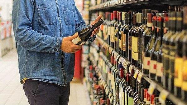 "Alkollü içecekler ve tütün ürünleri grubunda Ekim ayında fiyatlar üretici firmalar kaynaklı artışlar sonucunda yüzde 3,30 oranında yükselirken, yıllık enflasyon 4,60 puan düşüşle yüzde 77,88 olmuştur."