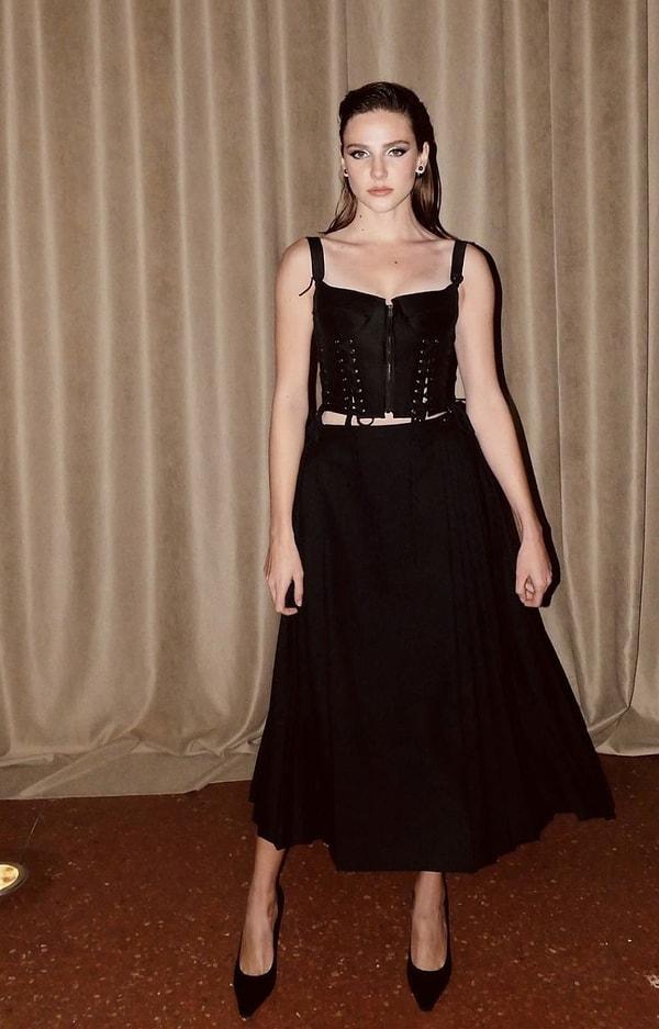 Alina Boz ise geceye siyahlar içinde, Dior imzalı görünümüyle katıldı!
