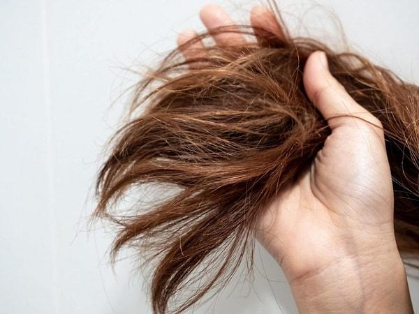Kuru ve yıpranmış saçlar sağlıksız bir görünüme neden olurken, bir diğer yandan da uzun vadede koparak dökülmelere yol açar.