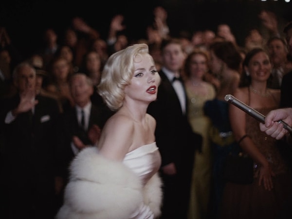 8. 2022 yapımı "Blonde" filminde Norma Jean'in (Marilyn Monroe) babasını canlandıran oyuncu "Gentlemen Prefer Blondes" filminin ilk gösteriminde, Norma etrafına bakınırken tam arkasında duruyor.