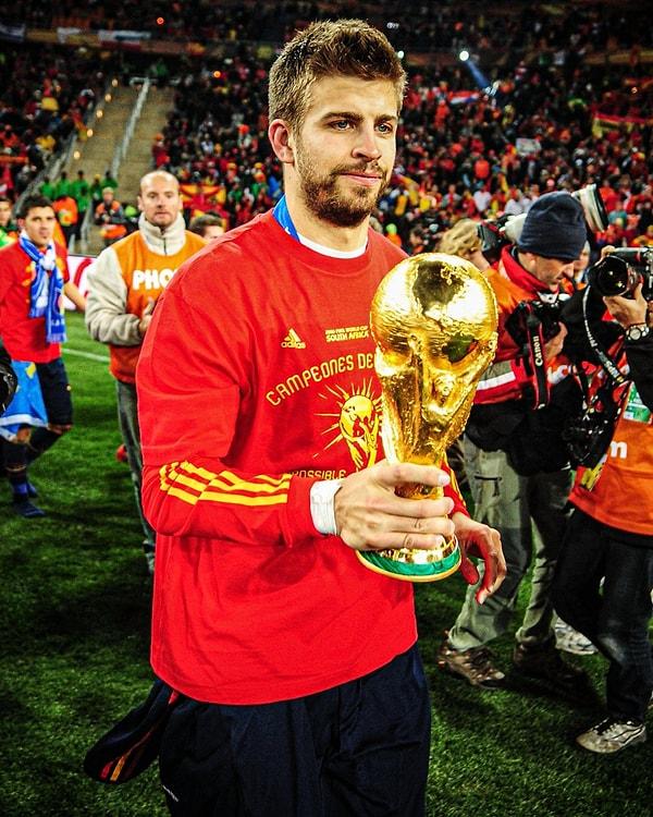 Kariyernde kazanabileceği bütün kupaları kazanan Barcelona ve İspanya efsanesi Gerard Pique futbolu bırakma kararı aldığını açıkladı.