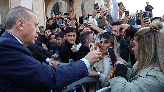 Cumhurbaşkanı Recep Tayyip Erdoğan Taksim'de Simit Dağıttı