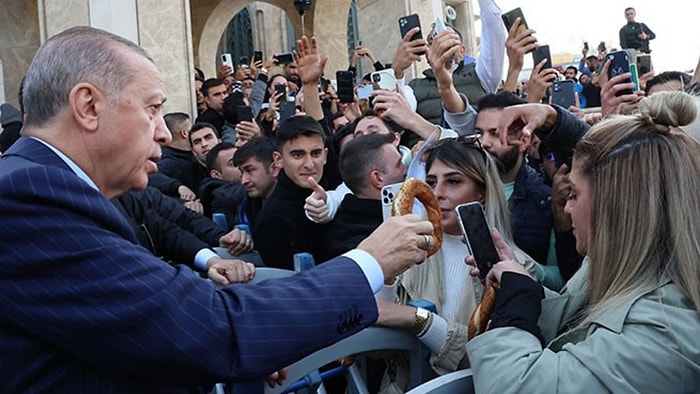 Cumhurbaşkanı Recep Tayyip Erdoğan Taksim'de Simit Dağıttı