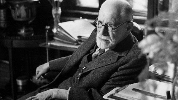 Tam bu noktada bahsetmemiz gereken bir diğer konu daha var: Psikanaliz dalının kurucusu Sigmund Freud’un id, ego ve süperego kuramı. Nedir bu kuram diyorsanız hemen özetleyelim.👇
