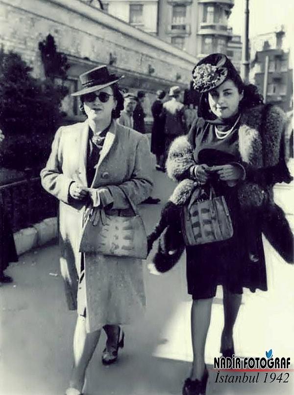 1. Yürüyen iki kadın, İstanbul, 1942.
