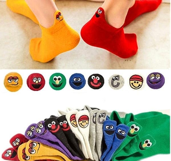 1. Renkli Emojili İşlemeli Çorap