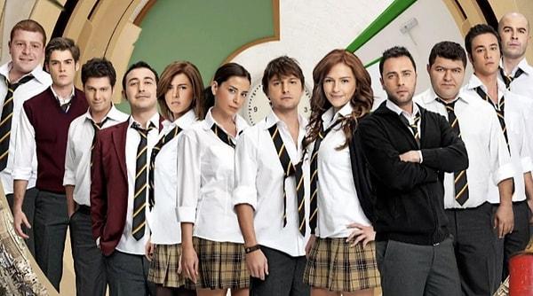2007 yılında yayın hayatına başlayan dönemin en popüler dizisi Arka Sıradakiler'in başrol oyuncuları Bülent Çetinaslan (Oktay), Temmuz Karikutal (Yadigar) ve Sevda Dalgıç (Özge) yeniden bir araya geldi.