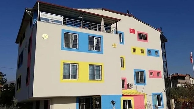 Kurstan dövülerek kovulmuş.